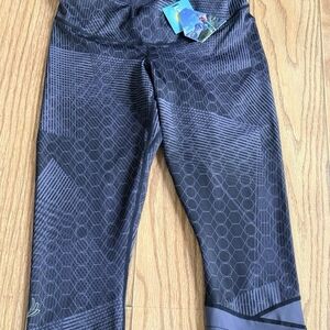 BioSkin South Sister Running capri Tights Size S NWT